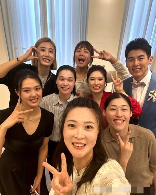 女排7朵金花合照：一眼就认出了瑶林玉树的张常宁，秀韵多姿的惠若琪，嘴巴大张的曾春