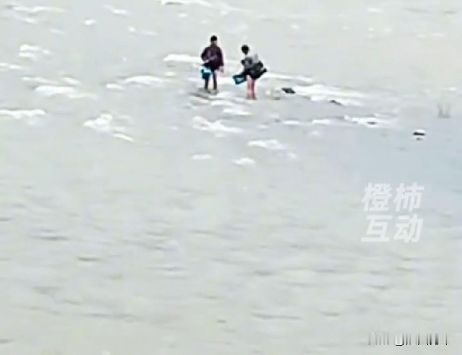 “河水瞬间暴涨，两个钓鱼佬再也没能回家！”近日，湖南张家界，两名男子，在大河中间
