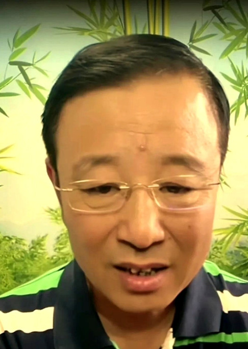 贾伦不被侯耀华待见的原因找到了！有一次贾伦直播的时候有网友问贾伦：侯二咋成了