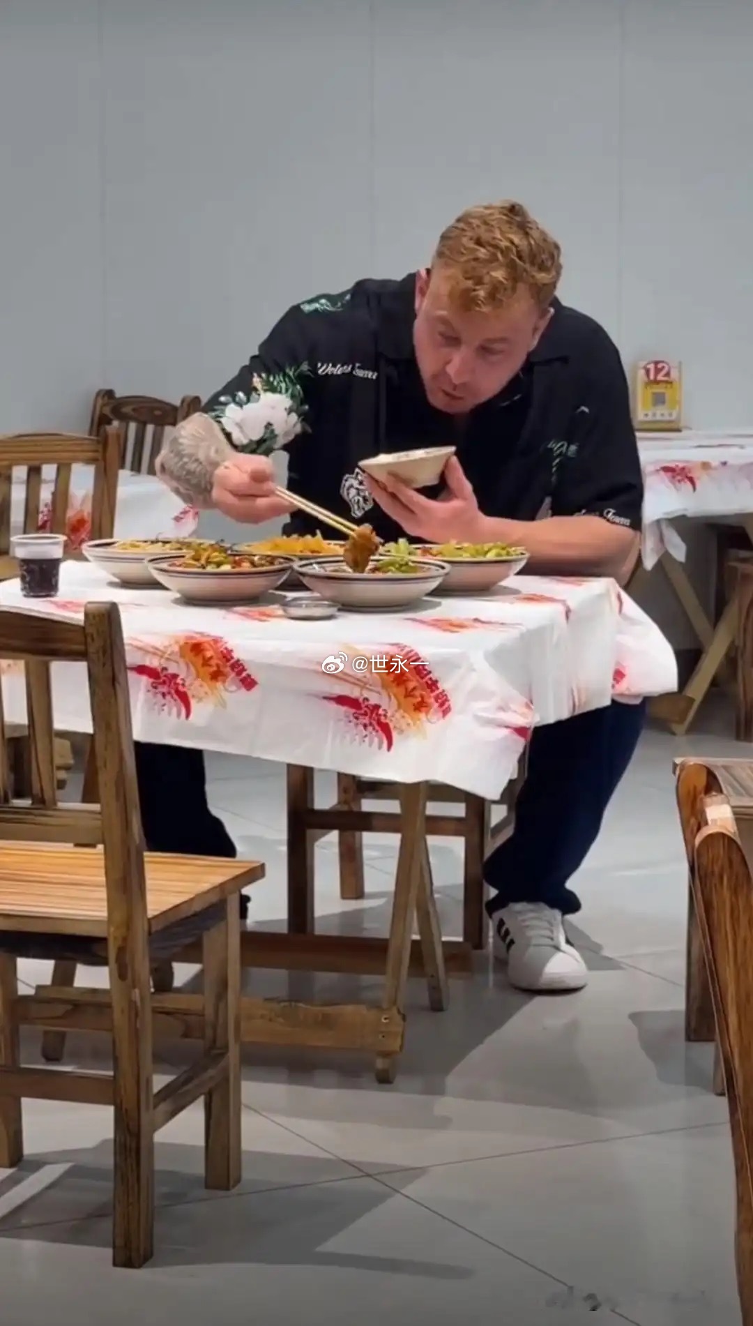 这老外一个人吃五个菜，连续干了好几碗饭，果然还是中国菜好吃！