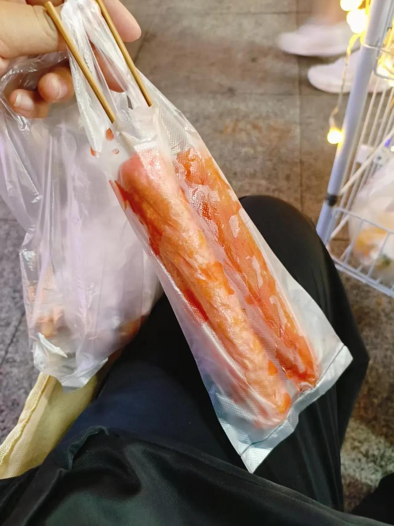 有时候真觉得自己不太适合当老板，因为一边赚一边花。昨天晚上去摆摊卖了210块，