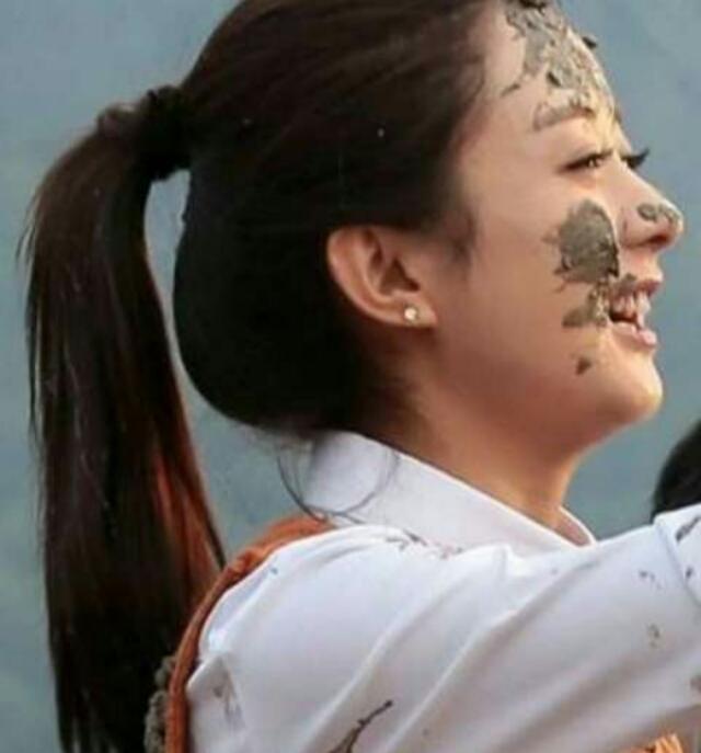 赵丽颖回农村老家变好土网友可惜一身好衣裳