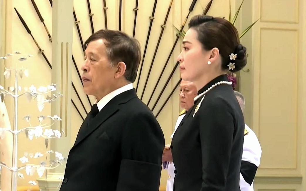 泰王为嫡长女过完头七后首现身，一身黑色服装胳膊上佩戴孝袖，苏提达王后也在！6