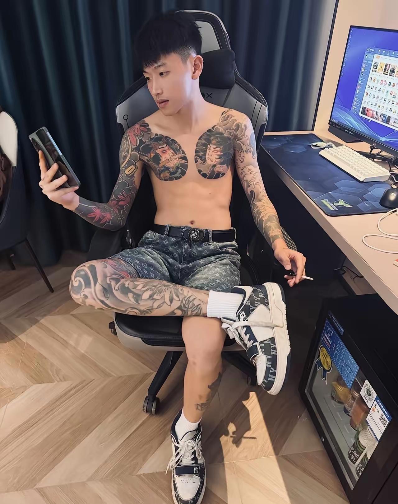 曾几何时，纹身是小伙子表示不是一般人的象征，认为自己只要纹身，就会和别人不同，是