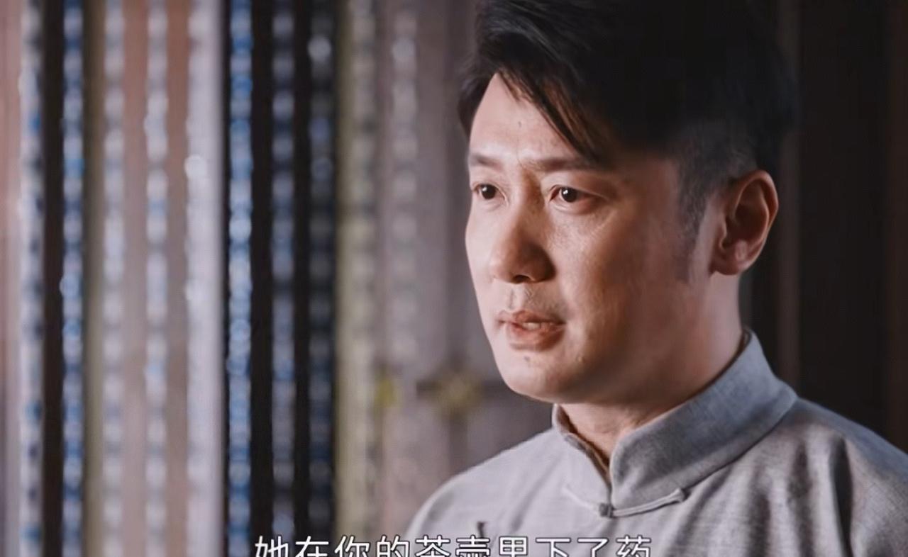 《灼灼韶华》褚韶中出狱后和周燕离婚了，他也终于说出是周燕在韶华的茶壶里下的药，韶