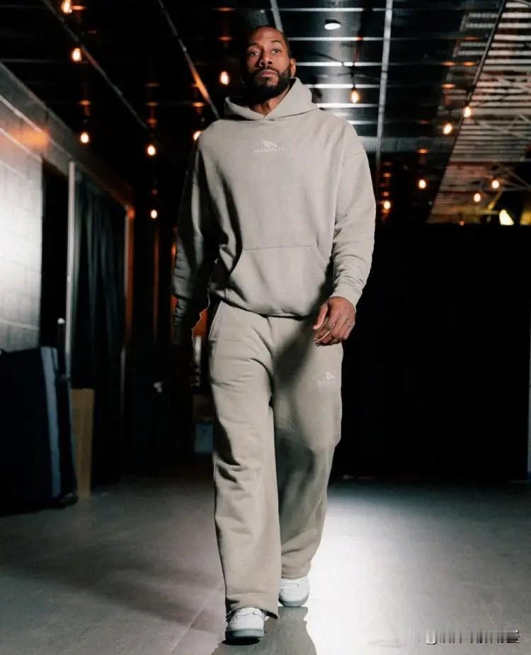 下面是一条关于快船当家球星伦纳德的好消息！明天快船将会坐镇主场迎战灰熊，值得注意