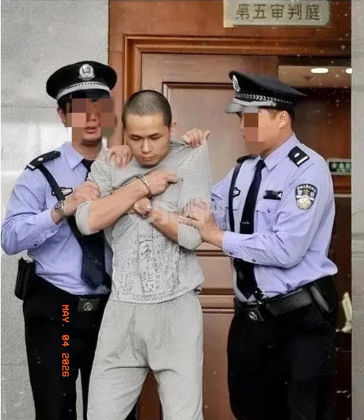 2013年，李才坤被判死刑的时候，当着一众媒体记者的面，一把掀开身上的囚衣，露出