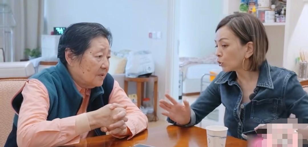 王琳哽咽的说：“我为什么不接他们出来和我一起住？刚才你已经看到了，事情就是这样子