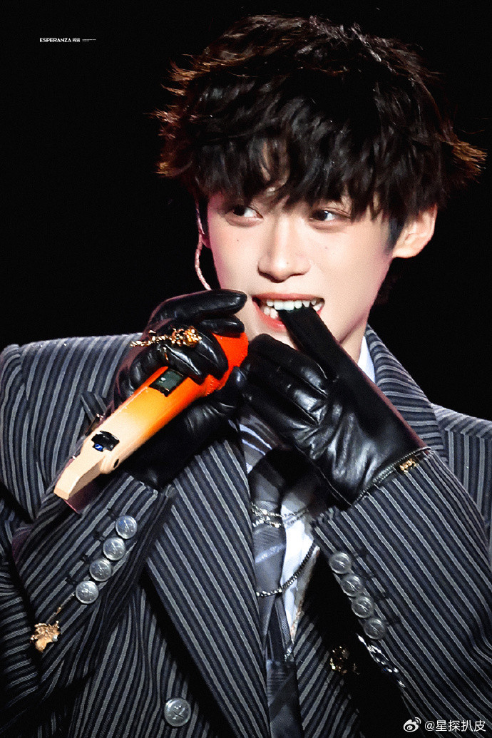 梓渝咬手套​​​