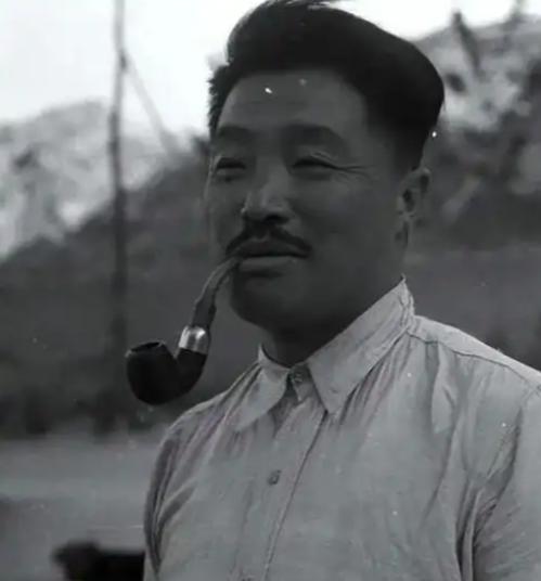 1939年，贺龙病重坐轿子行军，军中叛徒趁轿夫不在时，向轿子里狂开10余枪后，兴