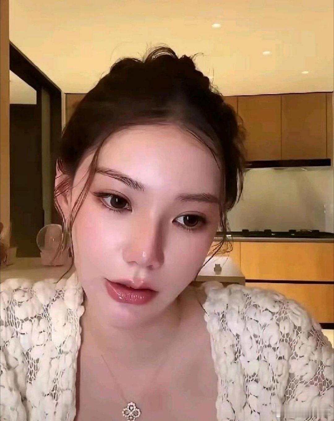 马筱梅挺着孕肚直接刷掉15万定金，把台北最贵玺悦大直馆订到满房。汪小菲隔天才知道