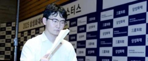 申真谞快棋神话崩塌，柯洁用节奏掐住他七寸。去年丁浩一个眨眼失误，就被申真谞计算