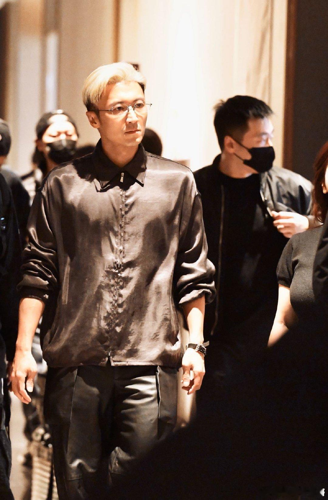 泉州偶遇谢霆锋泉州这波偶遇真的赢麻了！是谁在千年古城邂逅了谢霆锋？金发配皮裤的