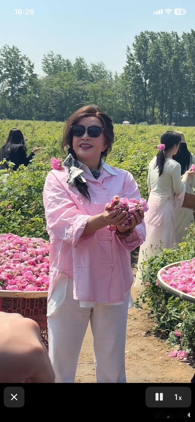 70多岁的刘晓庆打扮的就像20岁小姑娘的模样！粉色的上衣，随意梳的粗粗的麻花辫散
