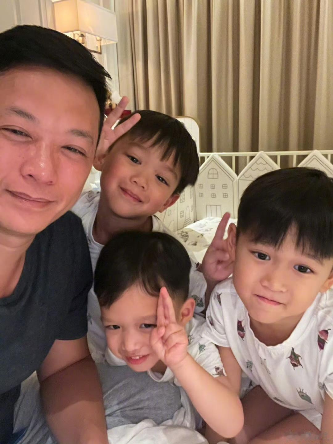 胡杏儿晒照为老公庆祝父亲节，李乘德和三个儿子就像复制粘贴，太像了。抛开李乘德人品