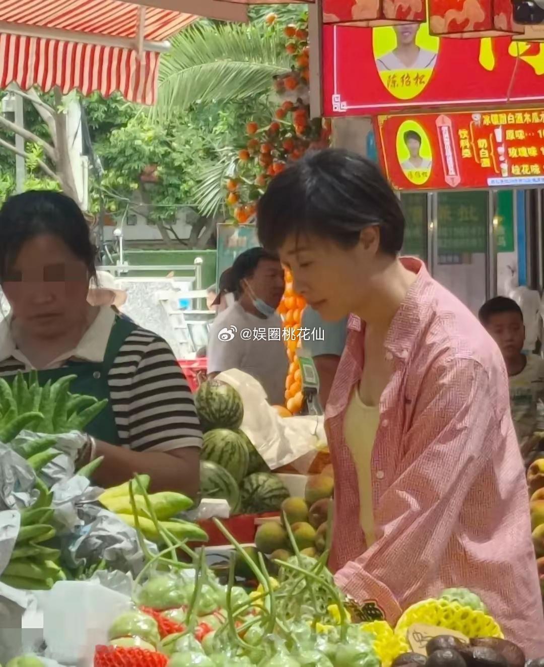 53岁吴越现身云南菜市场，打扮鲜艳笑起来好美，一天换三套衣品绝​​​