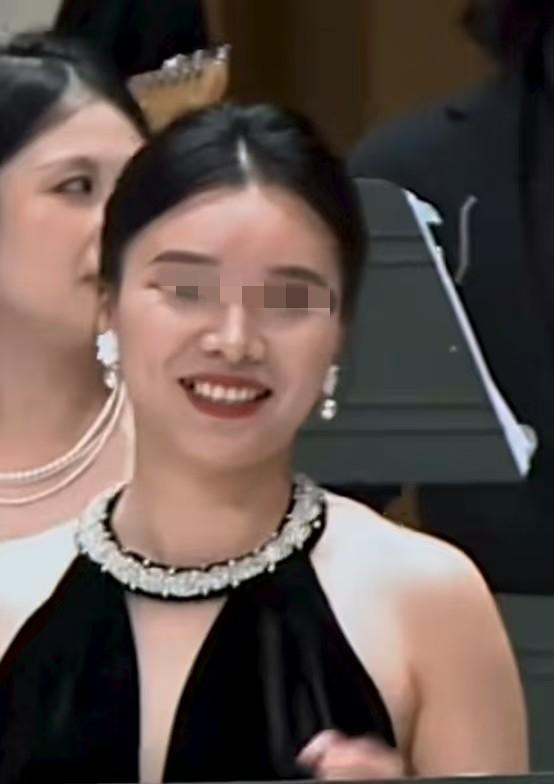 成都锦鲤合唱团的领唱吴某某，笑得一脸灿烂，高贵典雅的礼服，衬托的她光彩照人，就是