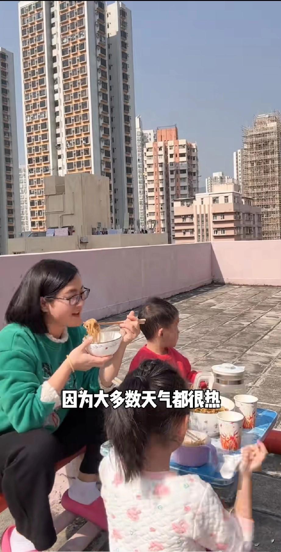 女子分享在香港的日常生活，很多粉丝看到后觉得香港43平的住宅太小了，她说自己也没