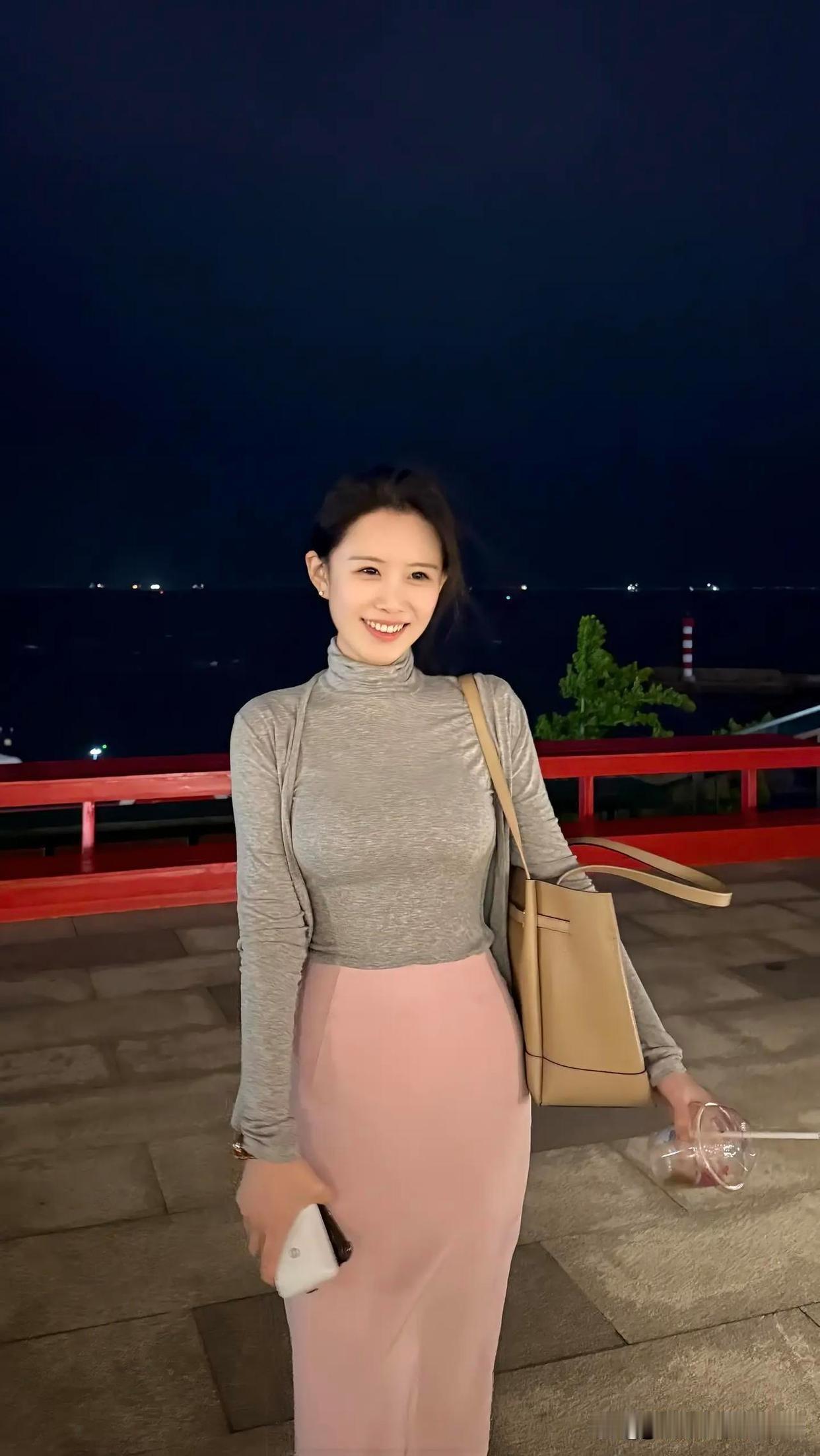 在浪漫的花园里，与玫瑰花合影，享受美好时光！🌸💖