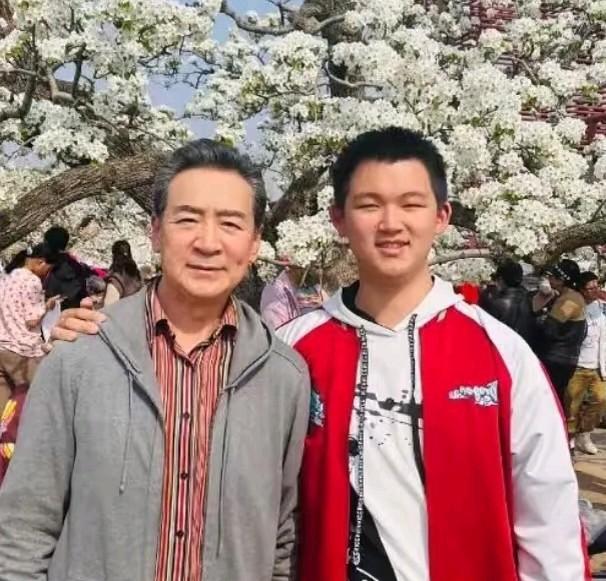 71岁的寇振海发文，说被18岁的儿子嫌弃。要知道，寇振海比老婆李婷大21岁呢