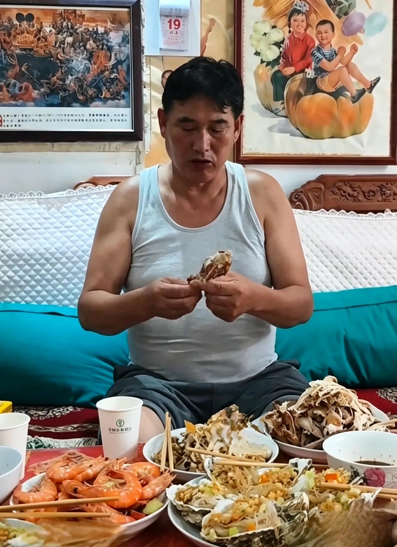 满满一桌海鲜硬菜，大衣哥独自端坐餐桌，其他人去哪了？刷到大衣哥在家吃饭的视频