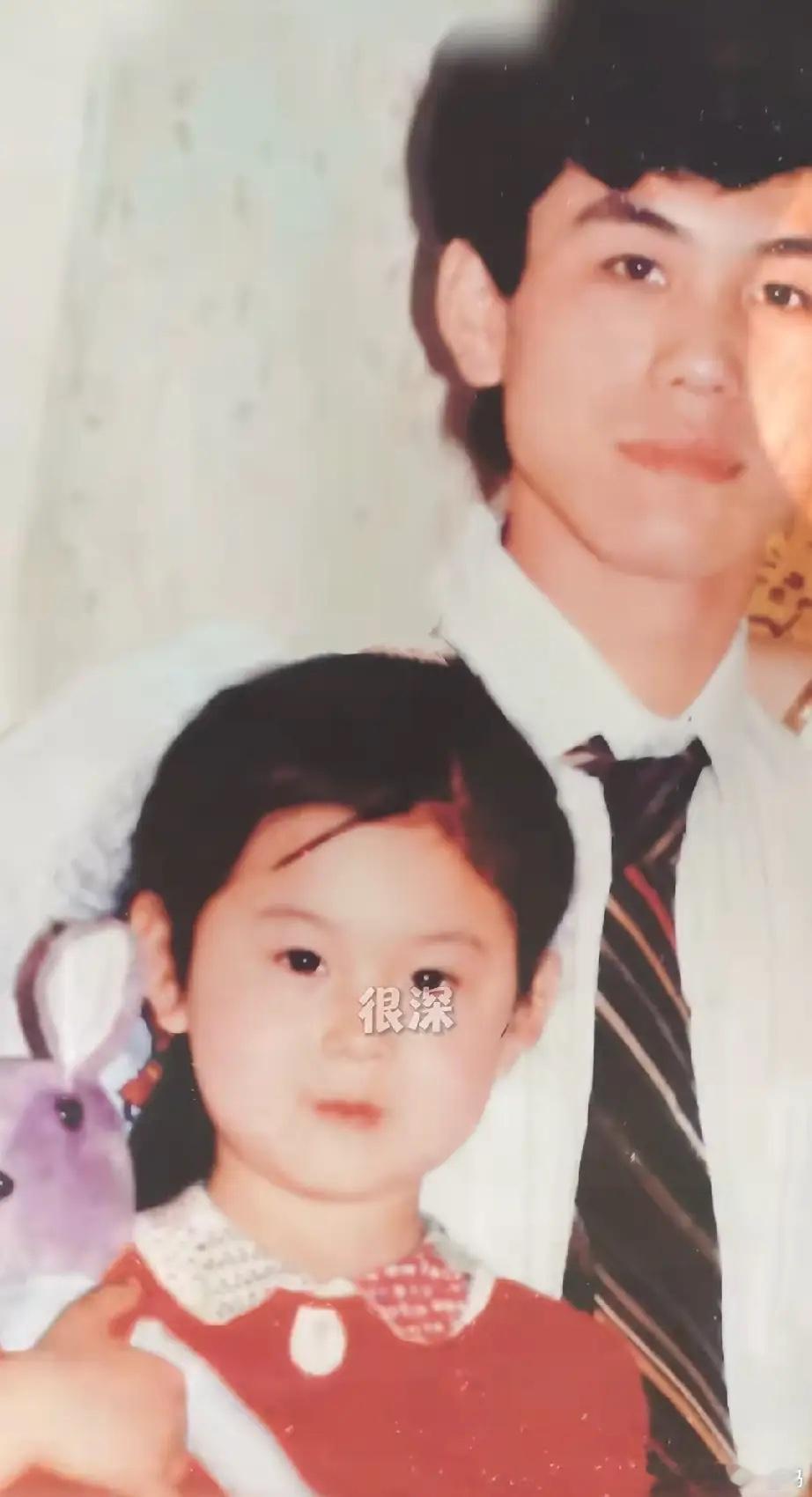 李小萌完全就是等比例长大，她在父亲节当天发视频送给她爸爸，还晒出了她小时候和爸爸