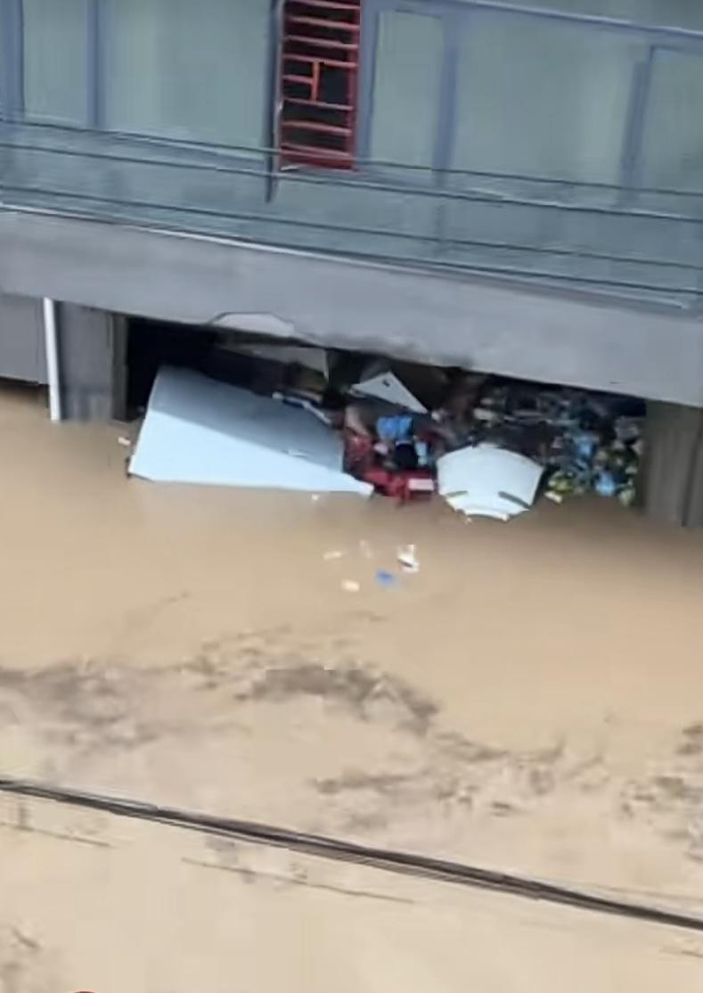 【#直击湖南石门两乡镇暴雨救援现场#：有路桥已交通管制禁止通行】5月18日，湖南