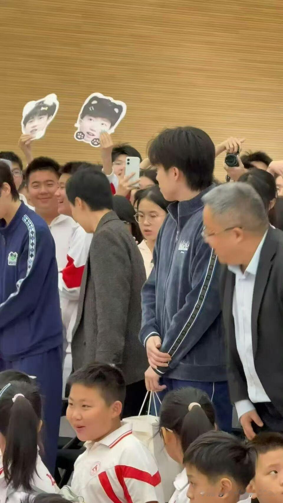 太可爱了，在王楚钦参加活动的现场，看到了莎莎和楚钦的大头娃娃。这两个娃娃，其