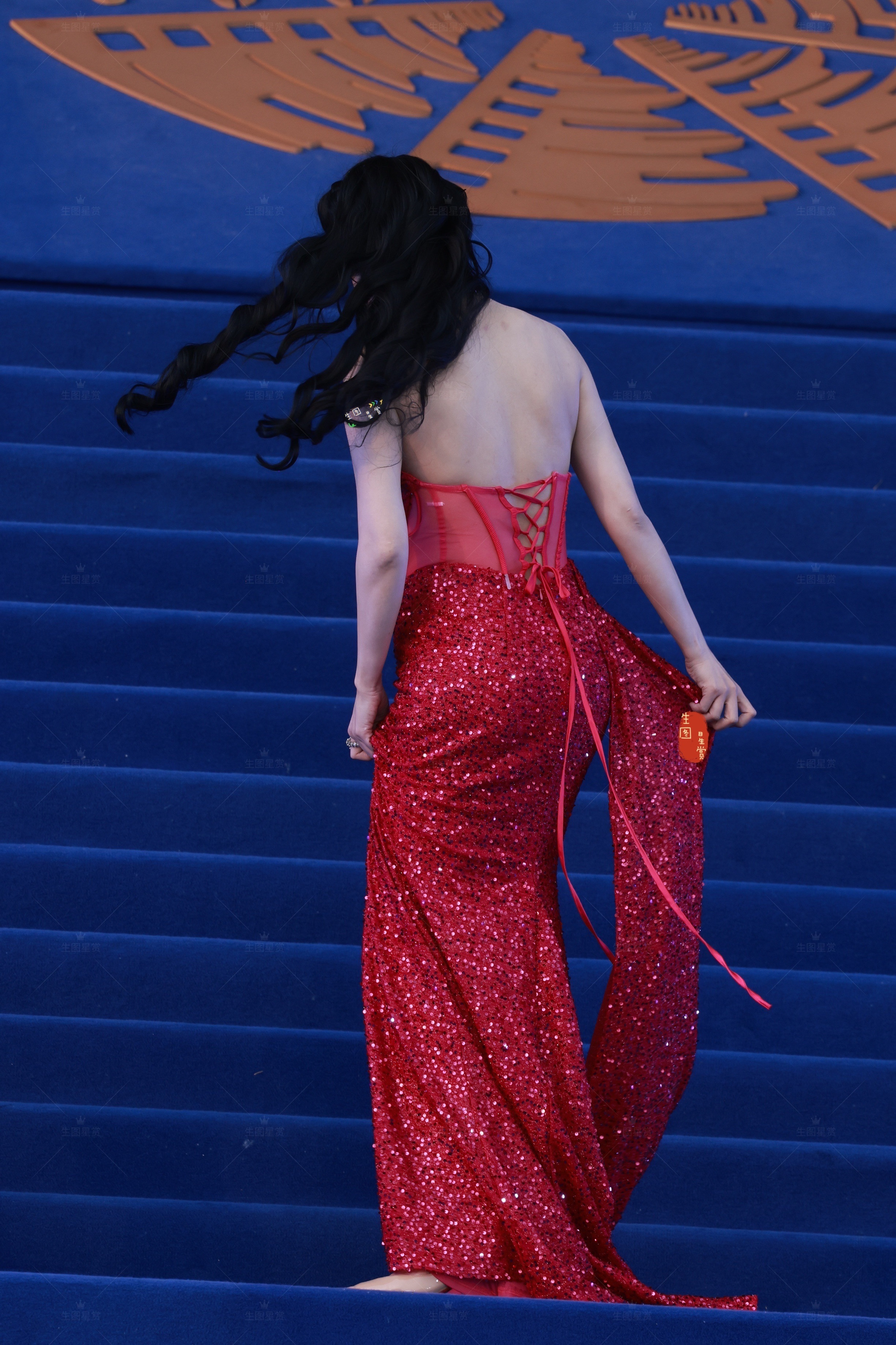 侯伊荻亮相北影节闭幕式红毯红裙摇曳风情💃🏻北京国际电影节