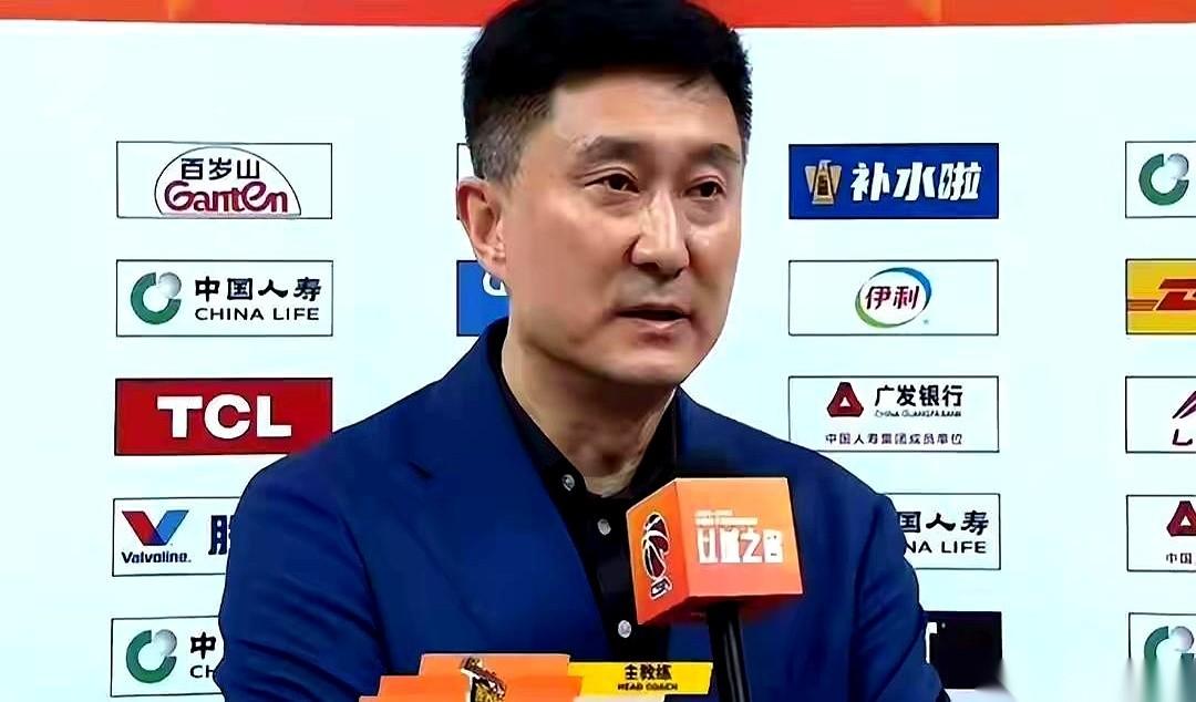 广东队的集训馆里正练得热火朝天，可场边那个最爱咆哮的男人，居然没影了！合同到期
