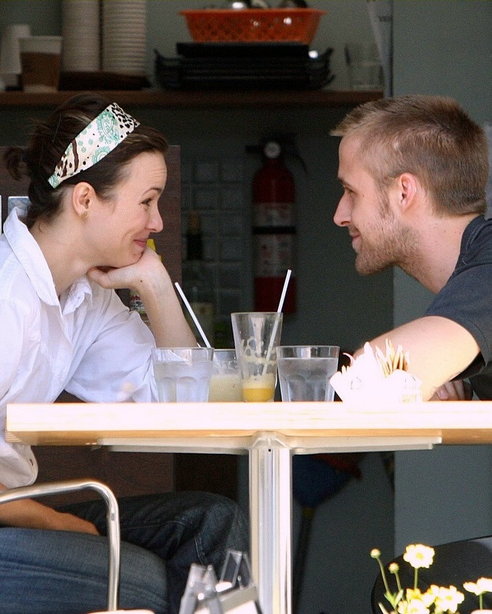 回顾：2008年甜蜜约会中的高司令与瑞秋·麦克亚当斯，甜姐瑞秋喂高司令吃面包