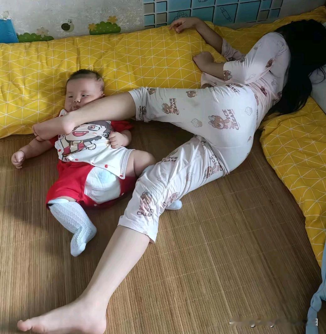这样带娃，宝妈也太粗心了吧？她就不怕压坏婴儿吗……