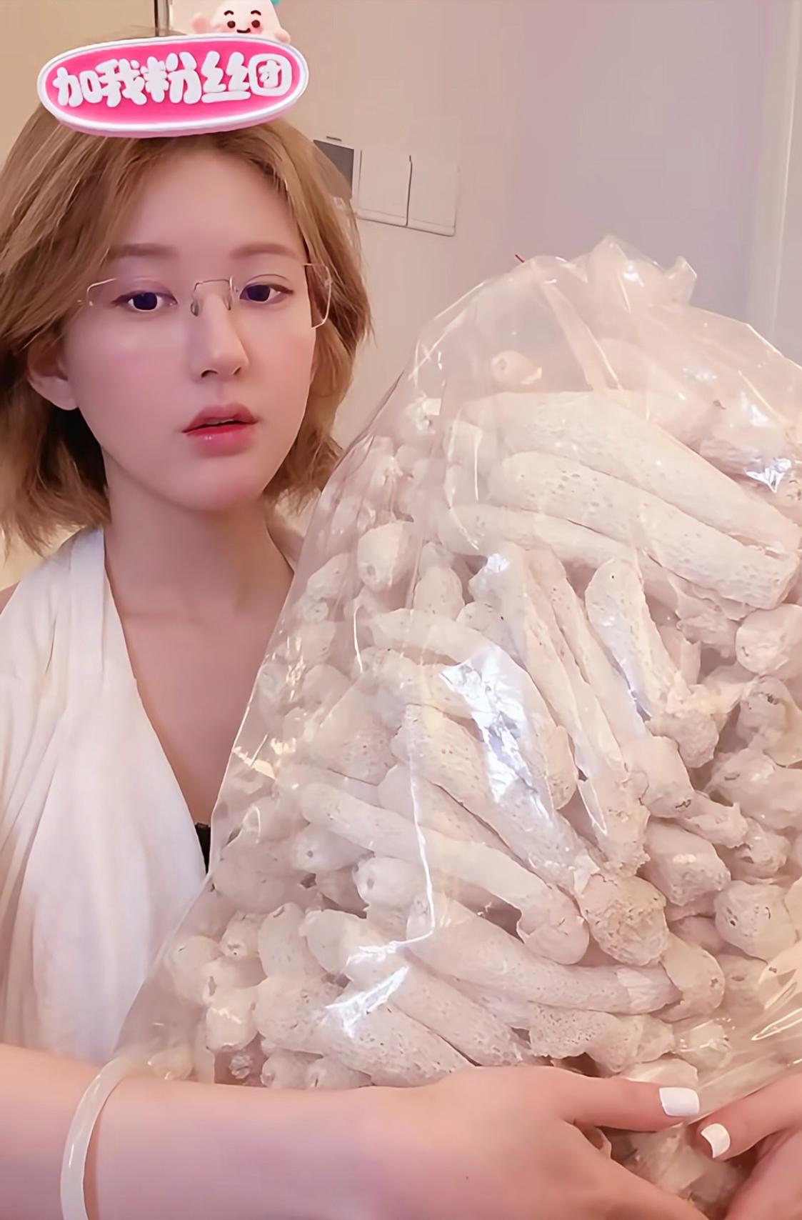 刷到赵露思直播炫竹荪：咱们啃鸡头，她在啃“富贵菜"？昨晚刷到赵露思直播，她举