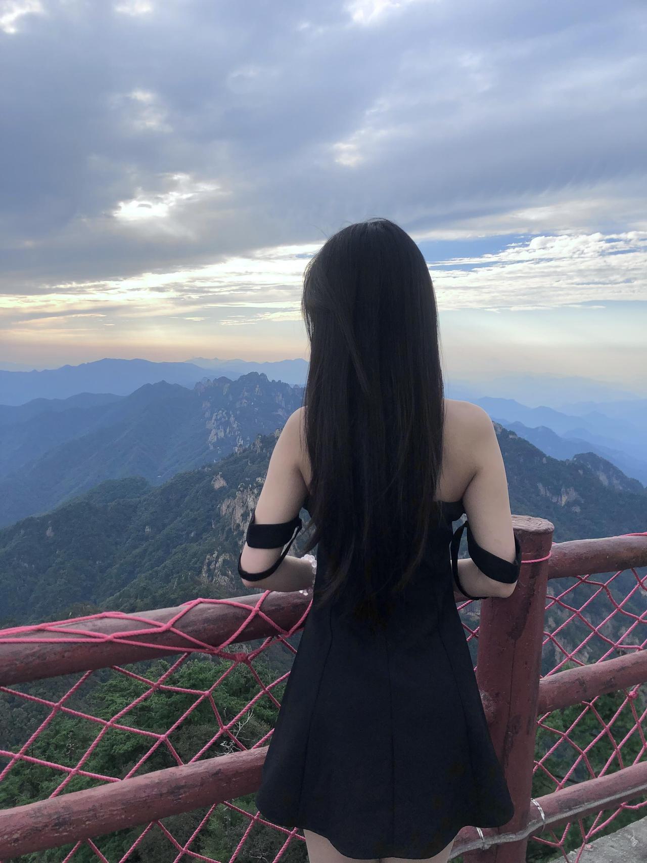 以前的人，是活着，顺便挣点钱，现在的人，是挣钱，顺便活着。以前日子慢