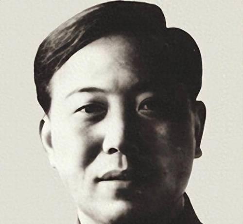 他是周总理亲自任命的国务院副总理，却在毛主席去世两年后变成工人。身份的巨大落差让
