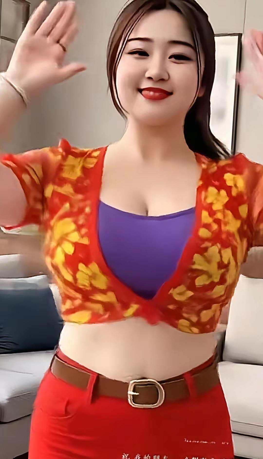 观红装戏暑流火七月暑气嚣，山东热意冠诸朝。姑娘红裳似燃火，笑对骄阳唤雨浇