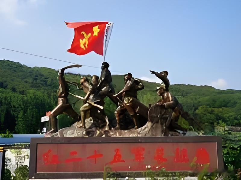 1934年，一支全军不到三千人的队伍踏上长征路。军长年仅29岁，政委27岁，副军