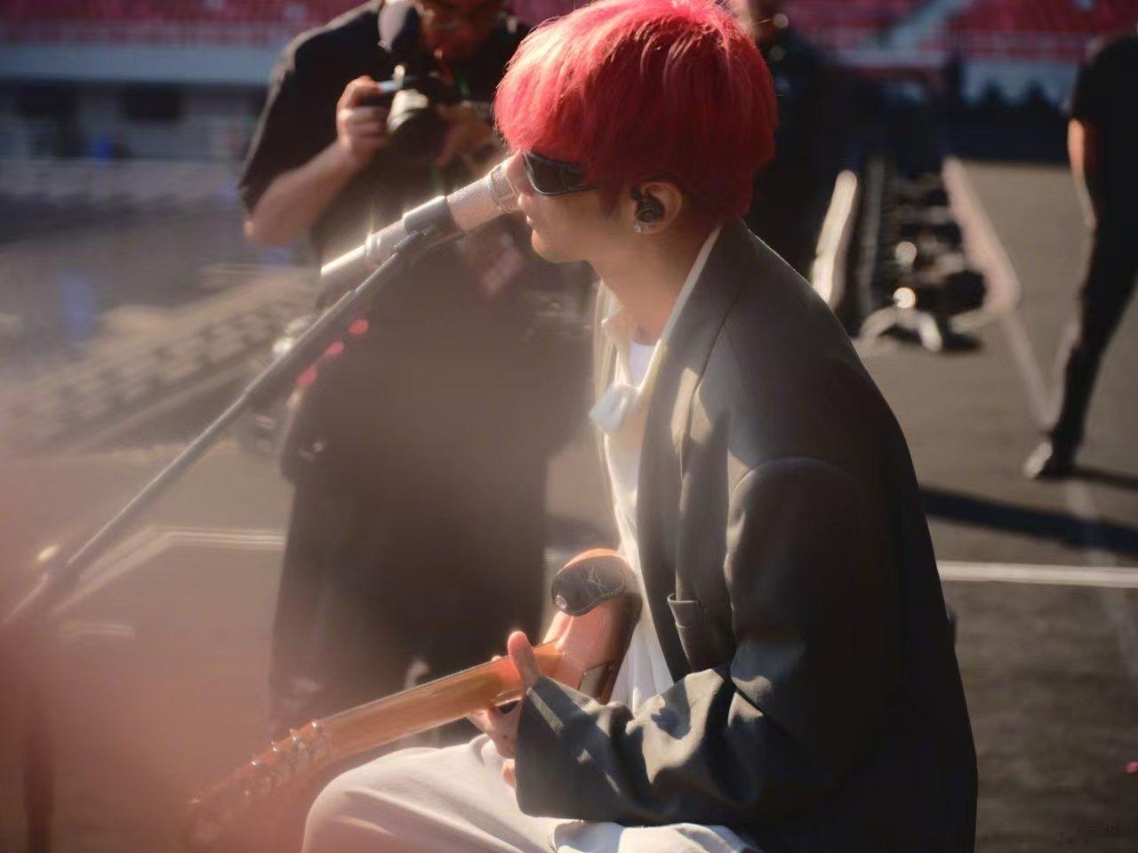 李荣浩换造型师了原来李荣浩换造型师了，怪不得风格大变了！！有点帅噢李荣浩