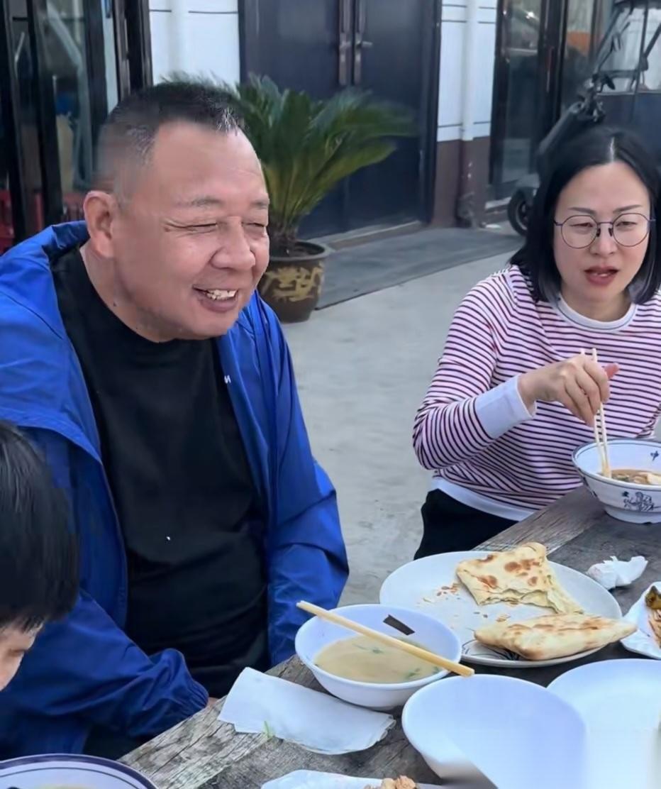 马丽是于东来的妻子，是胖东来传奇里最稳的那根定海神针。1984年，她在许昌橡胶