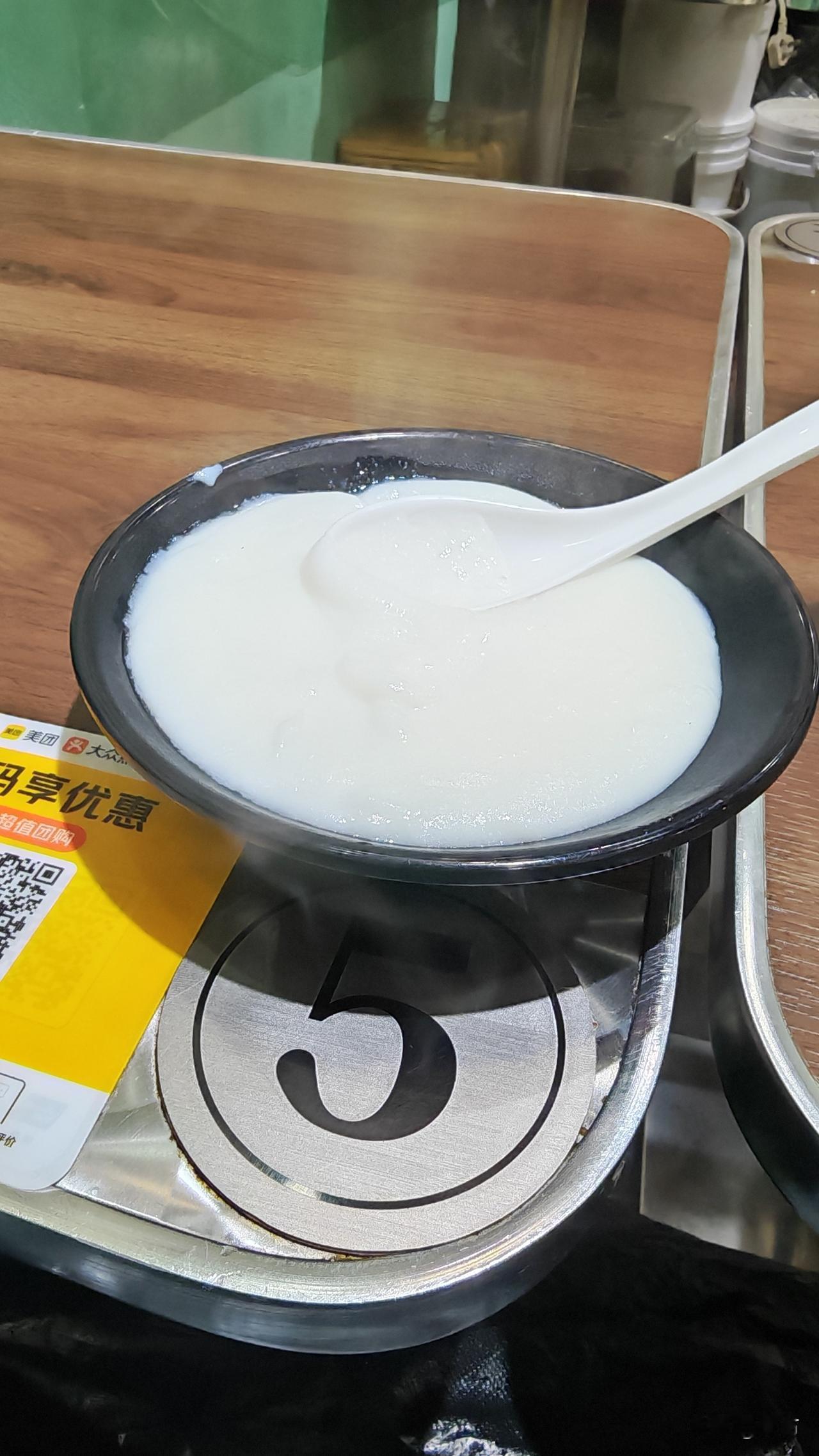 我在米线馆的早餐，一碗米稀两个煎鸡蛋。米线馆虽然不大，主要以外卖为主，堂食寥寥