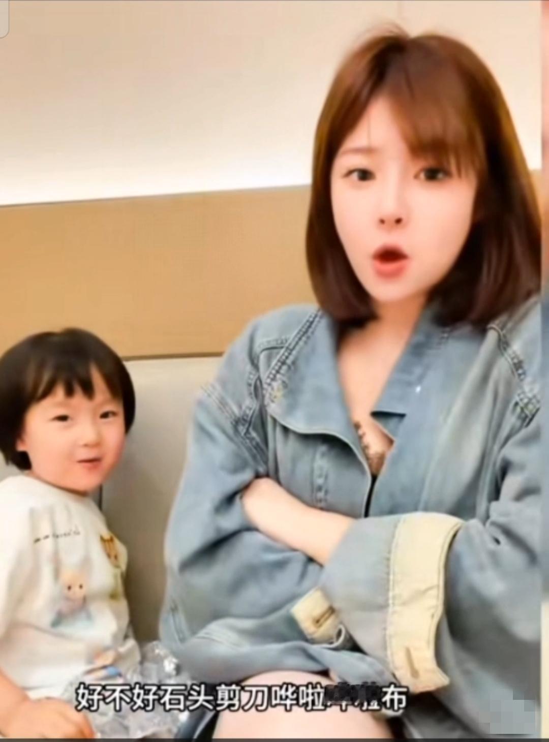 黄一鸣真是位很奇怪的妈妈，陪女儿闪闪玩石头剪刀布，一次也不让闪闪赢！就拿黄一
