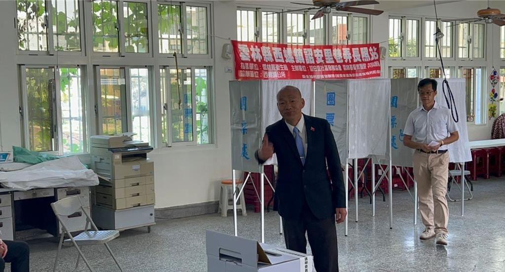 投票所空到能拍鬼片韩国瑜一句“生意清淡真不赖”把尴尬推上热搜他笑着进场，