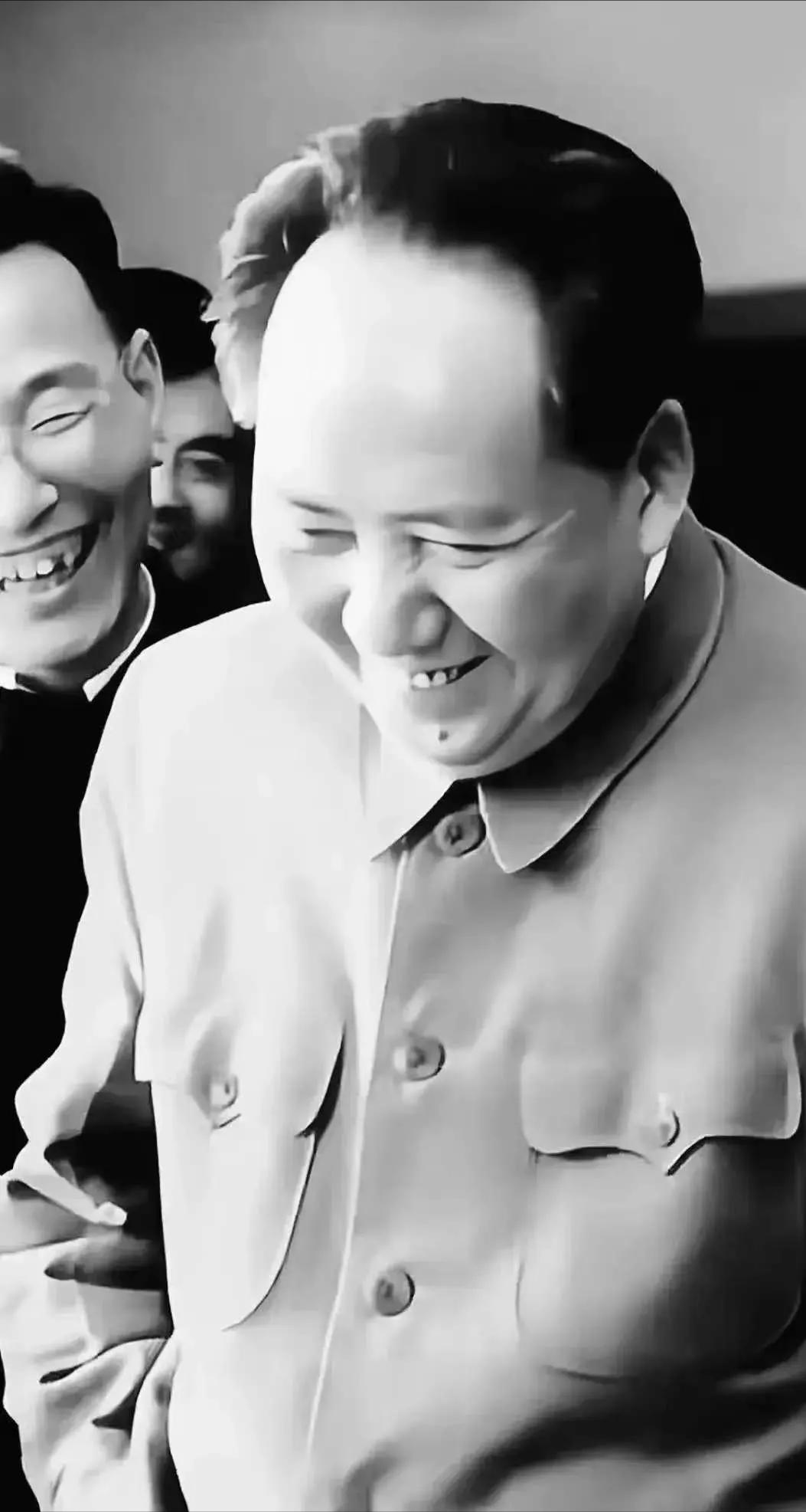 这是毛主席开怀大笑的时刻，都看看吧，照片拍摄于1953年。那年，朝鲜停战协定
