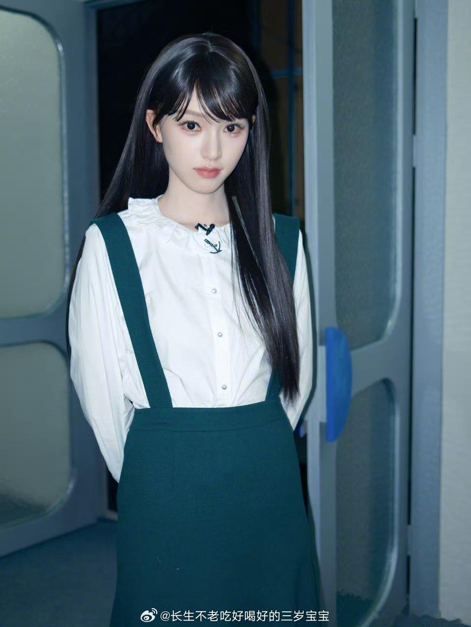 黄灿灿梦回武大校花救命！这哪是“梦回”，分明是“时光倒流”！白裙、黑长直、笑眼弯