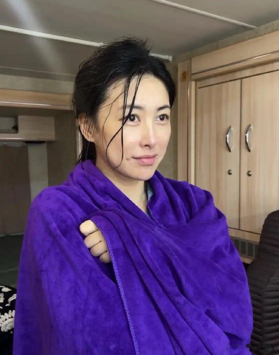1300朱珠素颜近照曝光！脸上有斑有皱纹，全球最美面孔也扛不住了？​