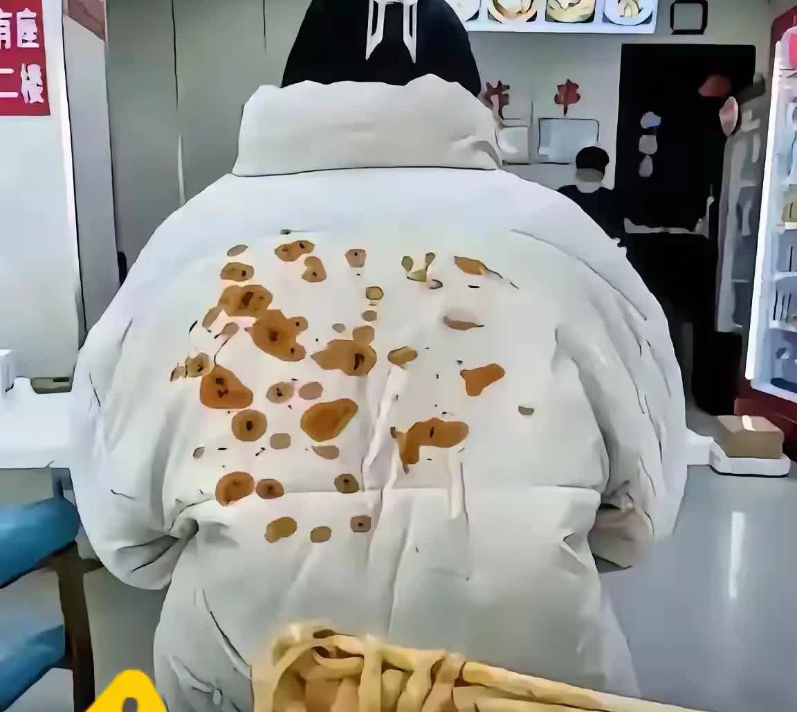 刚刚看到一篇文章，原文如下；河南洛阳，一男子在牛肉面馆吃面时，面条汁不小