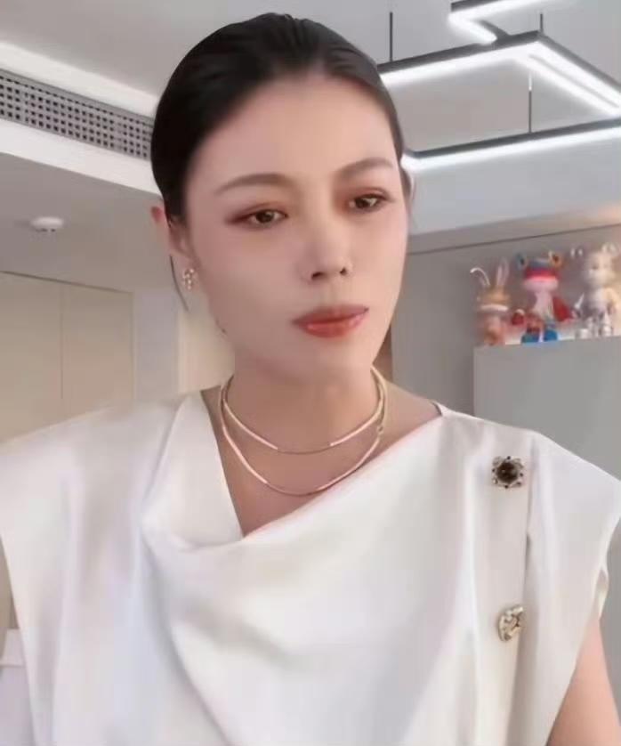 汪峰又上热搜了！因为前女友！葛荟婕直播里说自己被小7岁的男友打了，这事一下上了