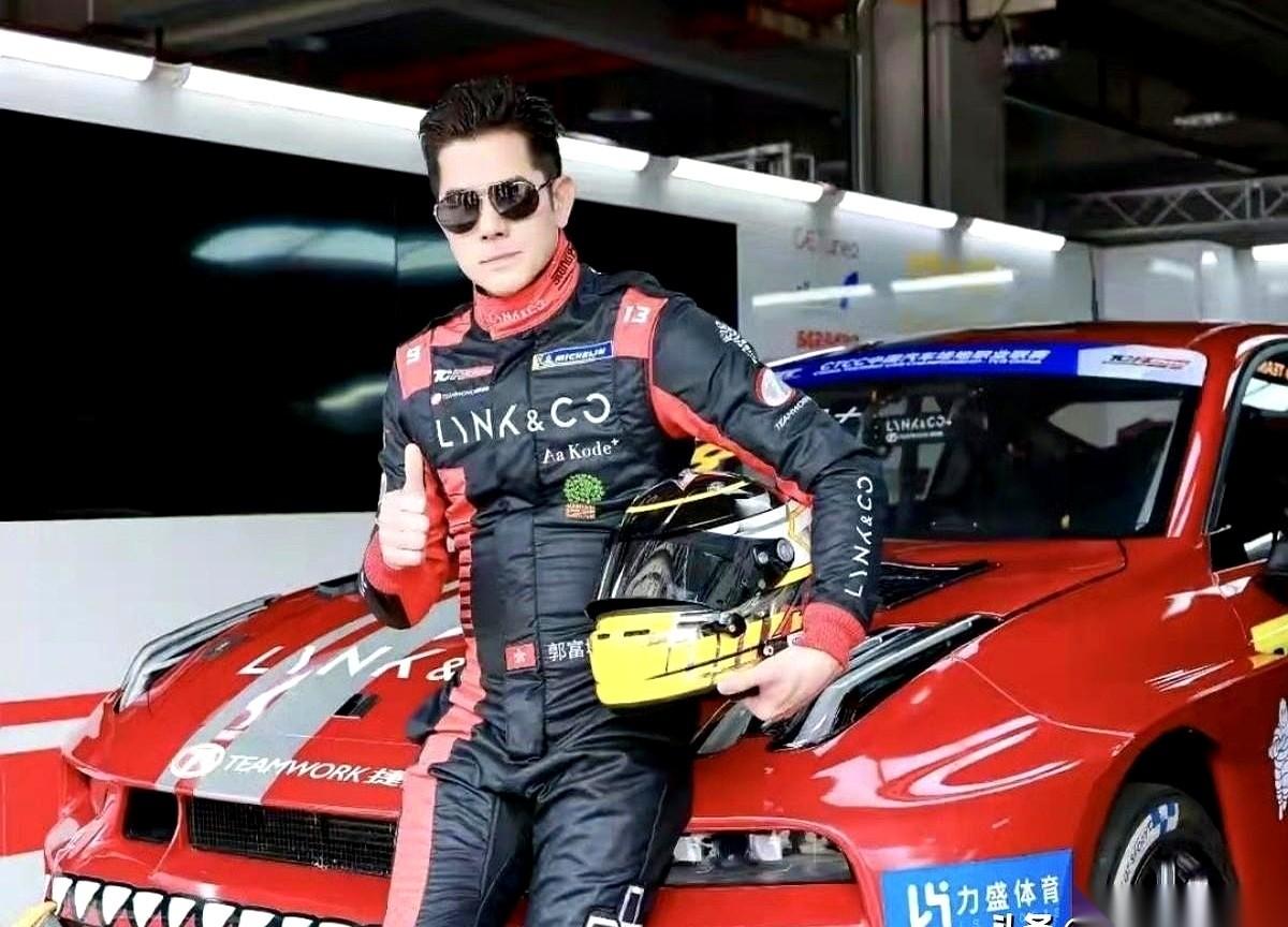 郭富城赛车这事儿，最有意思的，根本不在赛道上。引擎声浪震得空气都在抖，他戴着头