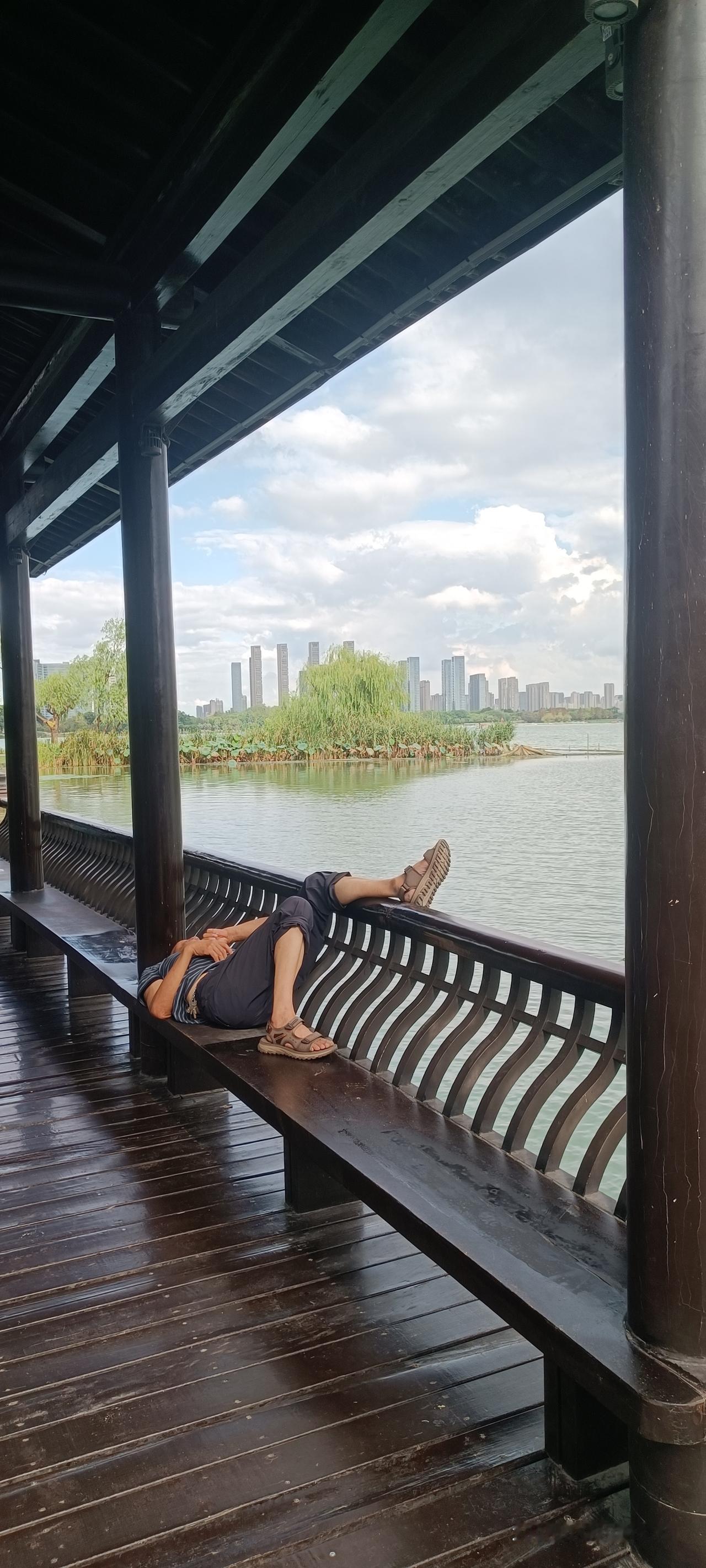 今天下午，在无锡渤公岛景区看到了下面这一幕。类似的四脚八叉一人占据三人座位的，看