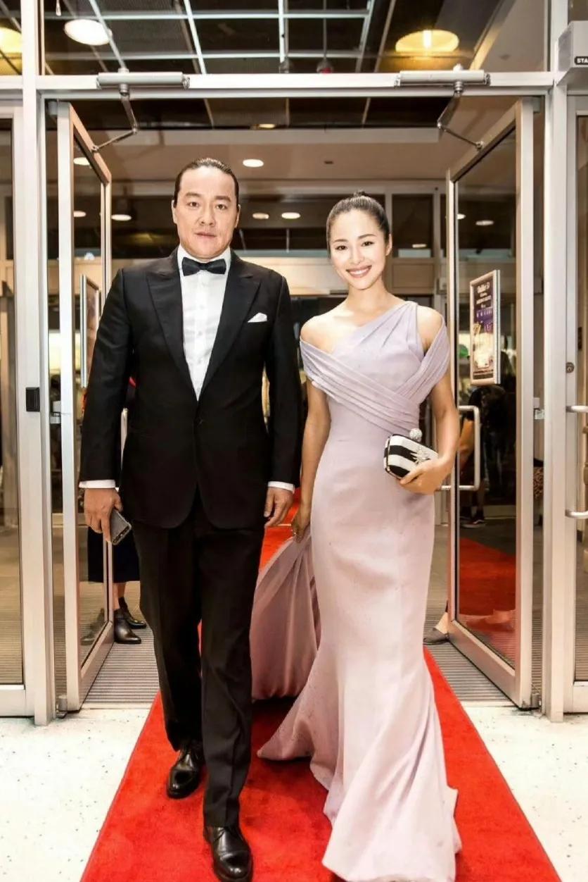 江一燕官宣与导演赵汉唐离婚。江一燕在综艺《假期中的她们》中主动公开已结束与导